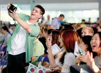  ?? CHEN YUANMING / FOR CHINA DAILY ?? Overseas students take part in an opening ceremony that launches a week-long internatio­nal courses program at Sichuan University in Chengdu, Sichuan province.