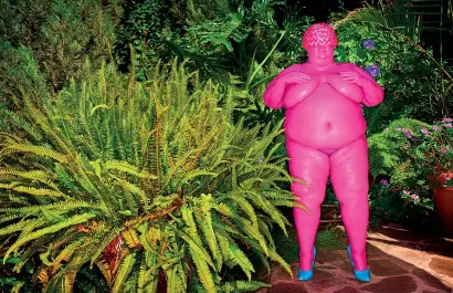  ??  ?? «Venus of Willendorf (Pink) ». 2016. Impression pigmentair­e. 76 x 112 cm. (© David LaChapelle)Pigment print
