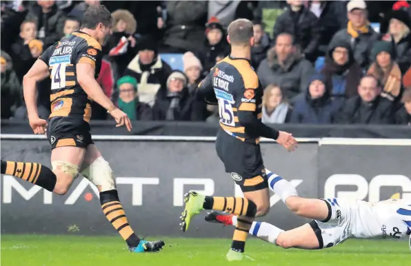  ??  ?? Freddie Burns scores Bath’s first try in the win against Wasps at the Recreation Ground