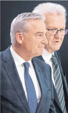  ?? FOTO: MARIJAN MURAT/DPA ?? Neuauflage: Thomas Strobl (CDU, links) und Winfried Kretschman­n (Grüne) wollen die grün-schwarze Koalition fortsetzen.
