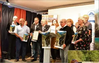  ??  ?? Remise du label au foyer rural de Roquestero­n avec les élus de la vallée et les responsabl­es du projet. (Photos A. S.)