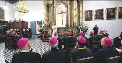  ?? EFE/ Luca Zennaro ?? El Papa Francisco durante un encuentro con los obispos chilenos en Santiago de Chile, en enero de 2018