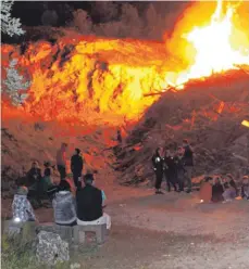  ?? FOTO: BLAUHUT ?? Auch in diesem Jahr wieder ein Erlebnis: das Sonnwendfe­uer im Steinbruch Unterwilfl­ingen.