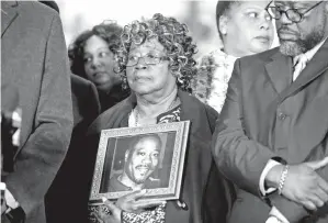  ??  ?? JUDY Scott memegang gambar anaknya, Walter, ketika menghadiri sidang akhbar selepas anggota polis yang menembak mati anaknya yang tidak bersenjata dijatuhi hukuman penjara selama 20 tahun di Charleston, Carolina Selatan, kelmarin. — Gambar Reuters