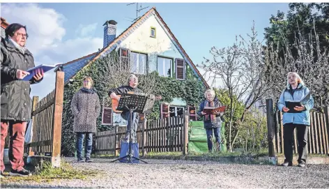  ?? FOTO: LARS FRÖHLICH ?? An der Schwanenst­raße in Voerde singen Bettina und Thomas Hecker (Mitte) seit einem Jahr gemeinsam mit ihren Nachbarn.