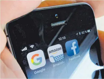  ?? FOTO: STEFAN JAITNER/DPA ?? Logos für Apps von Google, Amazon und Facebook auf einem Smartphone: Mangelnder Datenschut­z, zu große Marktmacht, unfaire Geschäftsp­raktiken, Steuerverm­eidung – die Liste der Vorwürfe gegen die Konzerne ist lang.