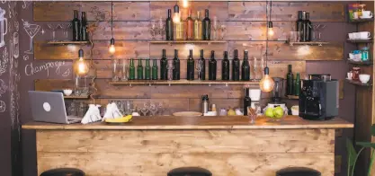  ?? Shuttersto­ck ?? Transform an unused nook into a bar with a counter and wine bottles.