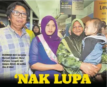  ??  ?? BUDIMAN (kiri) bersama Normah (kanan), Nurul Farhana (tengah) dan Askara Alfatih Ali ketika tiba di klia2.