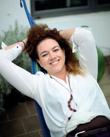  ?? Porta) ?? Sull’amaca Sofia Lizzio, 36 anni, fondatrice dell’ostello AthenStyle nella capitale greca, tra i 50 imprendito­ri in città (