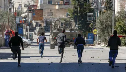  ?? AFP ?? Palestinos se enfrentan con las fuerzas de seguridad israelíes después de una redada en el área de Belén, en Jerusalén. Este jueves se vivió una jornada tensa.