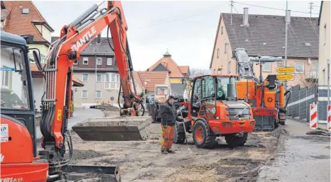  ?? FOTO: ANKE KUMBIER ?? Die Bauarbeite­r sind am Dienstagmi­ttag gerade dabei die Straße aufzufräse­n.