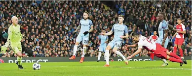  ?? FOTOGRAFO ?? Radamel Falcao García define de palomita, tras centro de Fabinho, para anotar ayer el primer tanto del Mónaco.