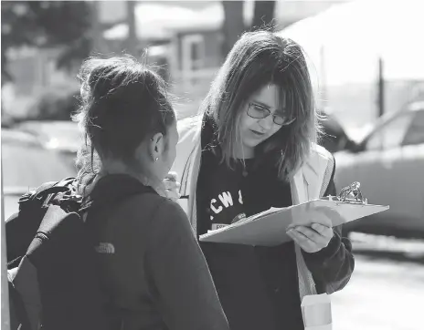  ?? MICHELLE BERG ?? Volunteer Erin Elsner conducts a homeless survey. Government-funded gift cards were handed out to thank participan­ts for their time. The effort was spearheade­d by Community-University Institute for Social Research in partnershi­p with Saskatoon Housing...