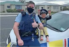  ?? POLICE.GOVT.NZ ?? Constable Kurt mit dem glückliche­n Vierjährig­en.