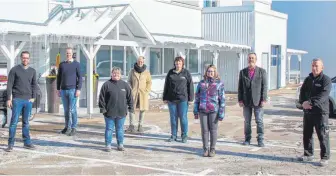  ?? FOTO: JAMARA ?? Die Geehrten (von links) mit Inhaber Manuel Natterer (Zweiter von links): Peter Böttcher, Lucia Ricioppo, Manuela Miller-Braun, Monika Bernhard, Jenny Dolp, Erich Natterer und Andre Hartig.