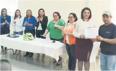  ??  ?? ACTO. Representa­ntes de Visión Mundial y la Municipali­dad entregan los diplomas a los alumnos graduados en el programa.