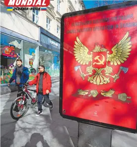  ?? ?? Carteles se burlan de los símbolos de la federación rusa