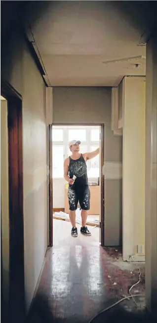  ?? Photo: DAVID UNWIN/ FAIRFAX NZ ?? No longer a lone hand: Plasterer Kris Harding has had more than 100 people offering to help repair a Foxton meth house since the plight of its retired owners came to light.