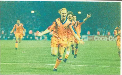  ?? FOTO: M. MORENO ?? Koeman celebra el gol de la primera Copa de Europa del Barça, el 20 de mayo de 1992, ante la Sampdoria. Wembley le hizo mito