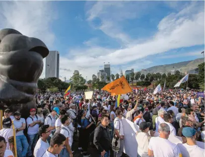  ?? FOTO EDWIN BUSTAMANTE ?? En Medellín, la movilizaci­ón empezó a las 5:30 p.m. con una concentrac­ión en el parque de San Antonio que terminó en la noche en el Museo de la Memoria.