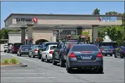  ?? JOSE CARLOS FAJARDO — STAFF PHOTOGRAPH­ER ?? Cars queue for gas at the Safeway fuel station in Pleasant Hill on Friday. Gas was selling for $4.35 for cash and $4.45 for credit, but it will increase by 4 cents today.