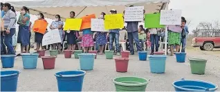  ?? /JOSÉ LUIS MARTÍNEZ ?? Inconfomes bloquearon la carretera porque la obra hidráulica con la que se resolvería el problema de la falta de agua, no ha sido terminada