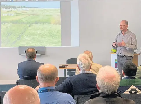  ?? ?? INFORMATIV­E: Dr Craig Simpson addressing the Scottish Society for Crop Research at Invergowri­e.