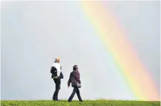  ?? FOTO: CARMEN JASPERSEN ?? Für Bewegung, frische Luft und Ausblicke möchten Pfarrerin Gabriele Großbach und Hospizgrup­penleiteri­n Kerstin Kunke beim Spaziergan­g für Trauernde sorgen.