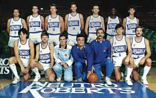  ??  ?? Sopra la squadra della Neutro Roberts del campionato 1986/87, il primo in A1 dopo la promozione Sopra Piero Mandelli al tiro