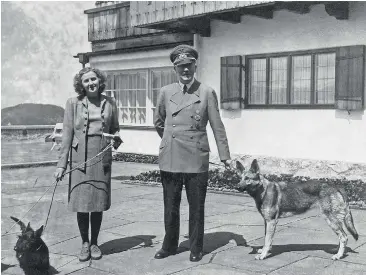  ??  ?? Ovan: Hitler, här med Eva Braun och deras hundar, beställde en cyanidkaps­el som testades på hans schäferhun­d, Blondi. Andra delades ut till medlemmar av hans inre krets.