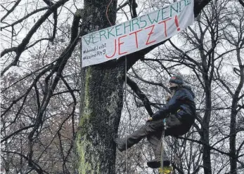  ?? FOTO: ELKE ZAPF ?? In einem Baumcamp fordern junge Ravensburg­er die Einhaltung des Pariser Klimaabkom­mens.