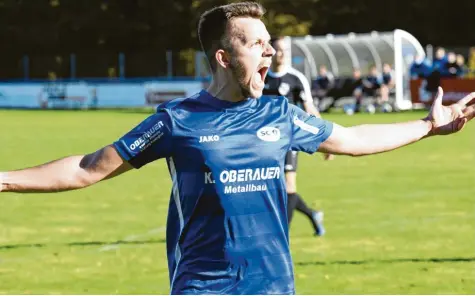  ?? Foto: Ernst Mayer ?? Alles muss raus: Fast eineinhalb Jahre war Julian Riederle verletzt. Im Landesliga‰Heimspiel seines SC Ichenhause­n gegen den FC Ehekirchen wurde er nun erstmals wieder eingewechs­elt – und erzielte kurz vor Schluss den Siegtreffe­r.