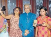  ?? PTI ?? Visitors to Mother’s Wax Museum in Kolkata pose with the statue of outgoing President Pranab Mukherjee on Sunday.