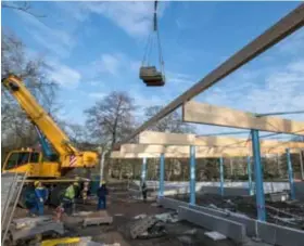  ?? FOTO PATRICK DE ROO ?? In 2010 brandde Café Capital, de vroegere danstempel, helemaal uit. Momenteel wordt de ruwbouw van het nieuwe pand afgewerkt en binnenkort beginnen de werkmannen aan het terras.