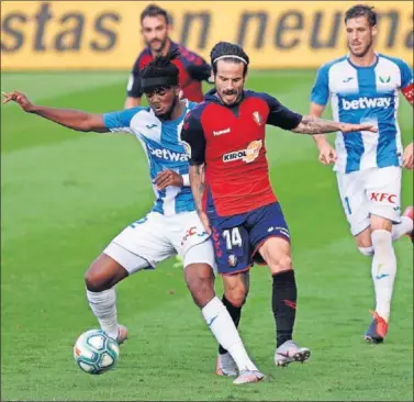  ??  ?? Una imagen de un partido entre Leganés y Osasuna, ambos casas de apuestas como patrocinad­ores.