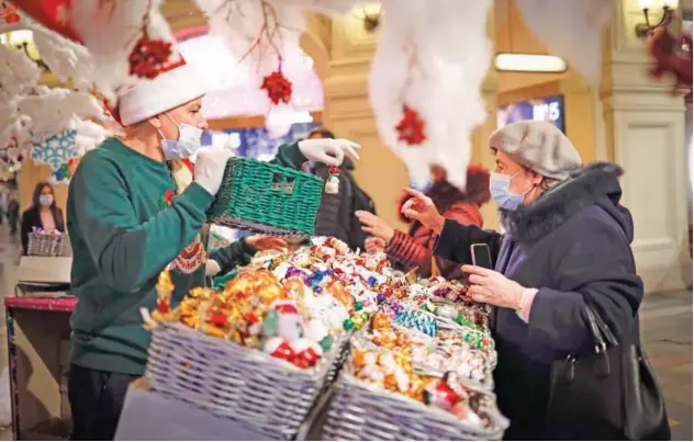  ?? File/associated Press ?? ↑
Customers at a department store in Moscow.