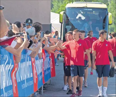  ??  ?? CALOR EN ITALIA. El Atleti llega al campo de entrenamie­nto en Brunico, y recibe el aliento de la afición.