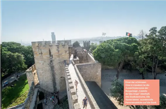  ??  ?? Einer der schönsten Orte in Lissabon ist die Aussichtst­errasse der Burganlage „Castelo de São Jorge“oberhalb des Stadtzentr­ums. Die Türme bieten wundervoll­e Panoramabl­icke auf die Stadt.