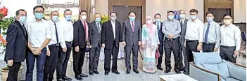  ??  ?? Liew (eighth right) and SUCCC council members with Rosmawati (seventh right) at the Sabah Internatio­nal Convention Center lobby.