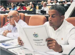  ??  ?? A PUERTA CERRADA. Diputados de la Asamblea Nacional del Poder Popular estudian el proyecto constituci­onal.