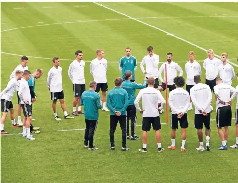  ?? FOTO: DPA ?? Im Mannschaft­skreis: Bundestrai­ner Joachim Löw (Mitte) versammelt die Spieler der DFB-Auswahl zur Ansprache vor dem für ihn wichtigen Spiel heute Abend gegen Frankreich in München.