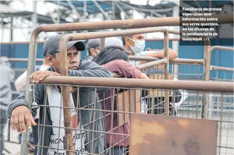  ?? . EFE ?? Familiares de presos esperaban ayer informació­n sobre sus seres queridos, en las afueras de la penitencia­ría de Guayaquil