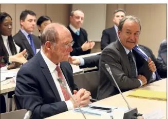  ?? (Photos Jean-François Ottonello) ?? Même si bon nombre d’élus étaient dans la confidence, Patrick Cesari a officialis­é son retrait, hier soir, en conseil communauta­ire. Jean- Claude Guibal est pressenti pour lui succéder.