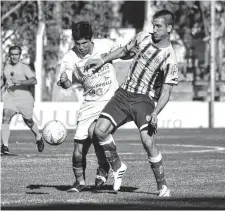  ??  ?? Con el muslo, Federico Rasmussen controla el balón y consigue frenar el avance de Bruno Sepúlveda.