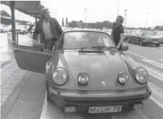  ?? FOTO: ULLSTEIN BILD-JOCH ?? Prominente unter sich: Auch Uli Hoeneß (rechts) und Günter Netzer wussten 1978 die Vorzüge eines Porsche 911 zu schätzen.