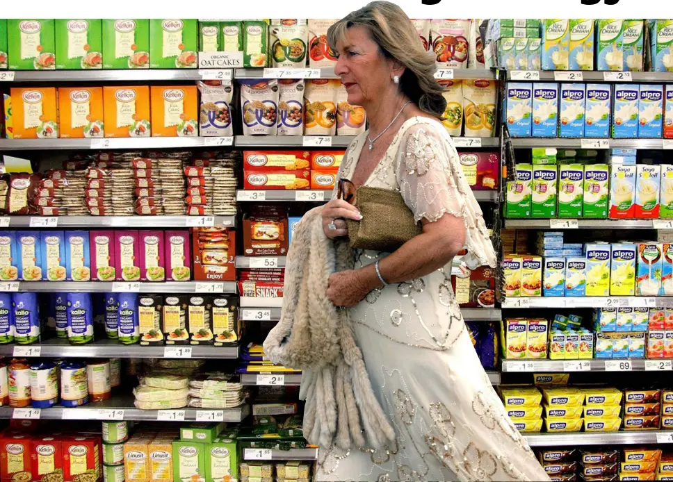  ??  ?? Dunnes Stores supremo Margaret Heffernan (inset) and the shelves of the supermarke­t chain which has just managed to draw level in the Irish market with the global grocery giant Tesco