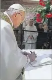  ??  ?? Francisco firma la encíclica.