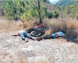  ?? FOTO: EL HERALDO ?? Los cuerpos estaban en estado de descomposi­ción y junto a ellos la motociclet­a en la que andaban, propiedad de Jonathan Claros.