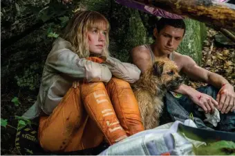  ??  ?? ON THE LAM: ‘Space girl’ Viola (Daisy Ridley) and Todd Hewitt (Tom Holland) hide from a mounted posse in ‘Chaos Walking.’