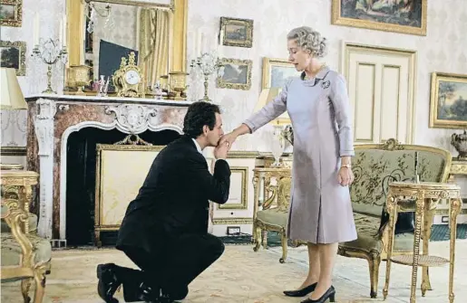  ??  ?? The queen. 2006 La película de Stephen Frears, centrada en los acontecimi­entos posteriore­s a la muerte de la princesa Diana, refleja el enfrentami­ento entre el primer ministro Tony Blair y la reina Isabel II por cómo afrontar aquellos momentos